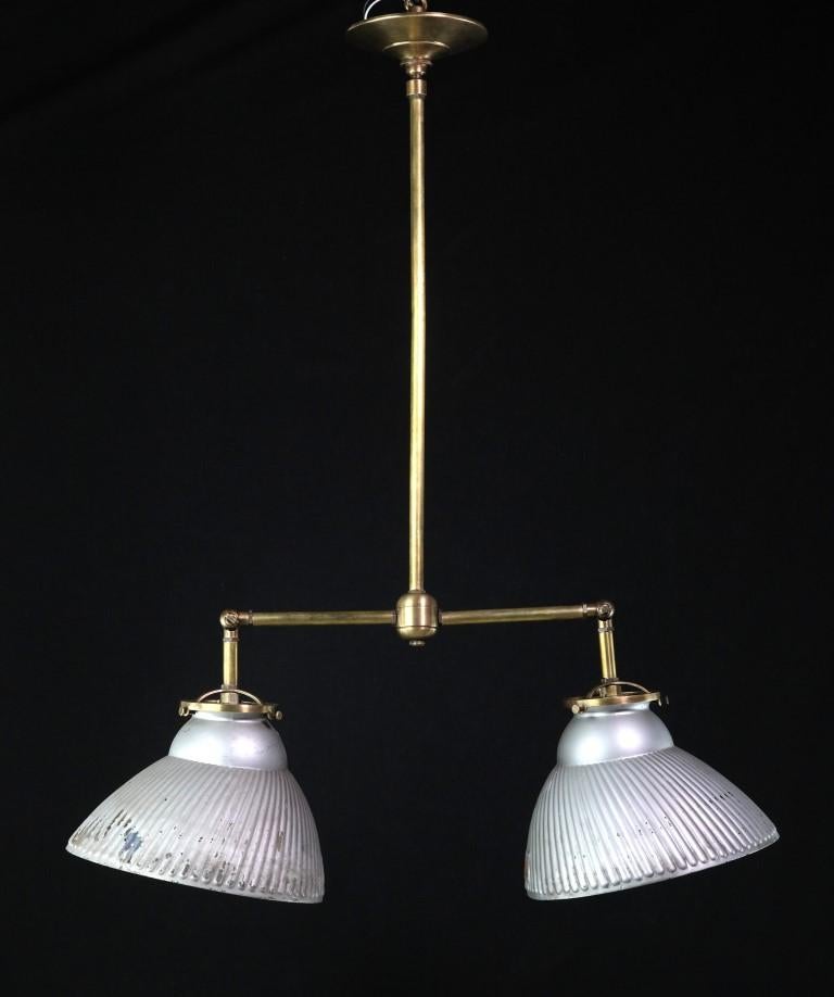 Abat-jours en verre Mercury X-Ray des années 1910 montés sur de nouvelles ferrures de lampes suspendues en laiton. Les bras s'articulent. Les abat-jour en double verre présentent une usure typique due à l'âge. Les teintes peuvent varier en fonction