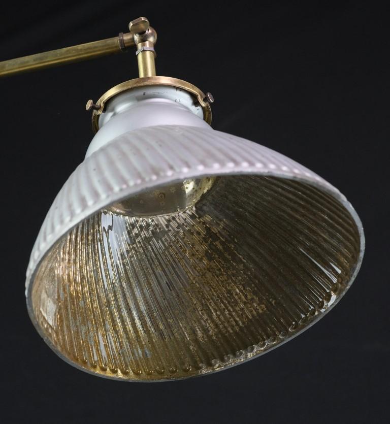 1910s X-Ray Glasschirme Doppel Pendelleuchte New Brass Hardware im Zustand „Gut“ im Angebot in New York, NY