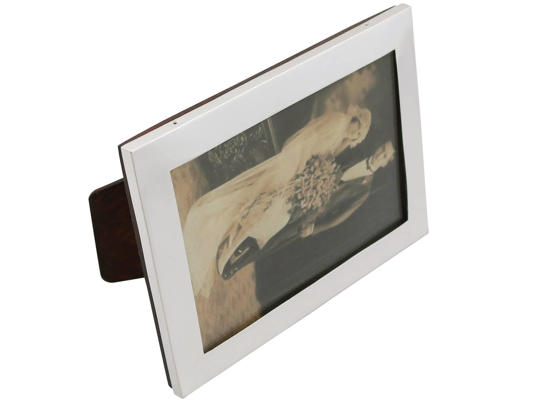 An exceptional, fine and impressive antique George V English sterling silver photograph frame; an addition to our range of Birmingham silver.

This exceptional antique George V sterling silver photo frame has a plain rectangular form.

The