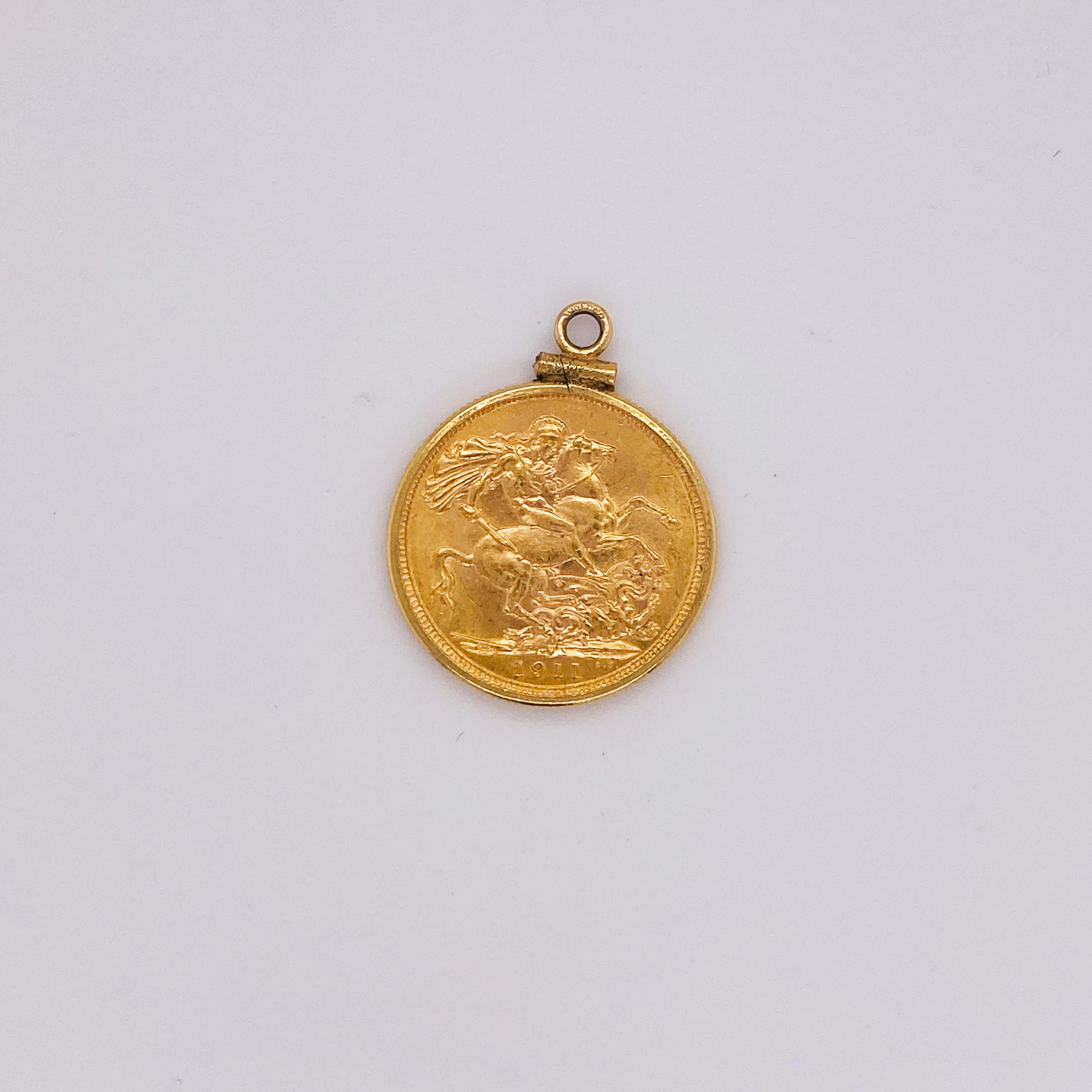 Feiern Sie Ihren George, der Ihre Drachen tötet, mit diesem Stück Geschichte, einer alten australischen 1 Sovereign-Münze aus dem Jahr 1911! Holen Sie sich heute ein Stück Vergangenheit in Ihr Leben! 
Dieser Münzanhänger ist wunderschön und sicher