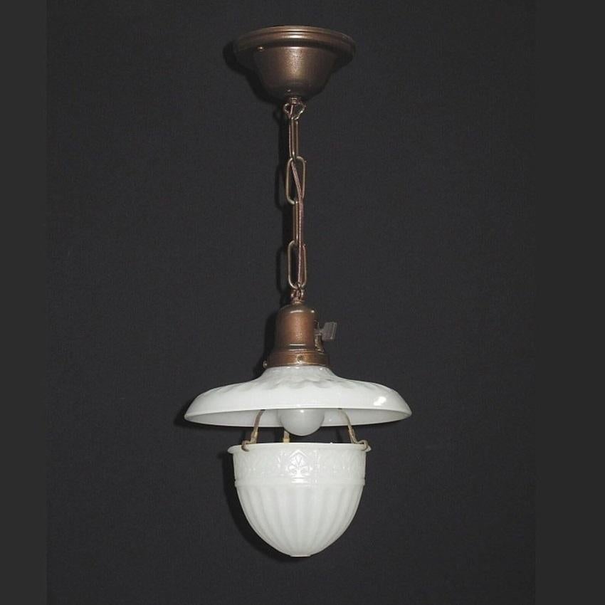 Al momento è disponibile solo la versione singola.
Il lampadario a sospensione in vetro antico in due pezzi è tenuto insieme da un 