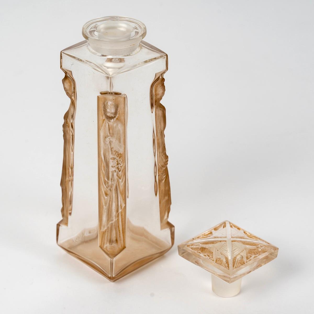 Français 1911 Rene Hisique Bouteille de parfum Quatre Aigles Four Eagles Verre patine sépia en vente