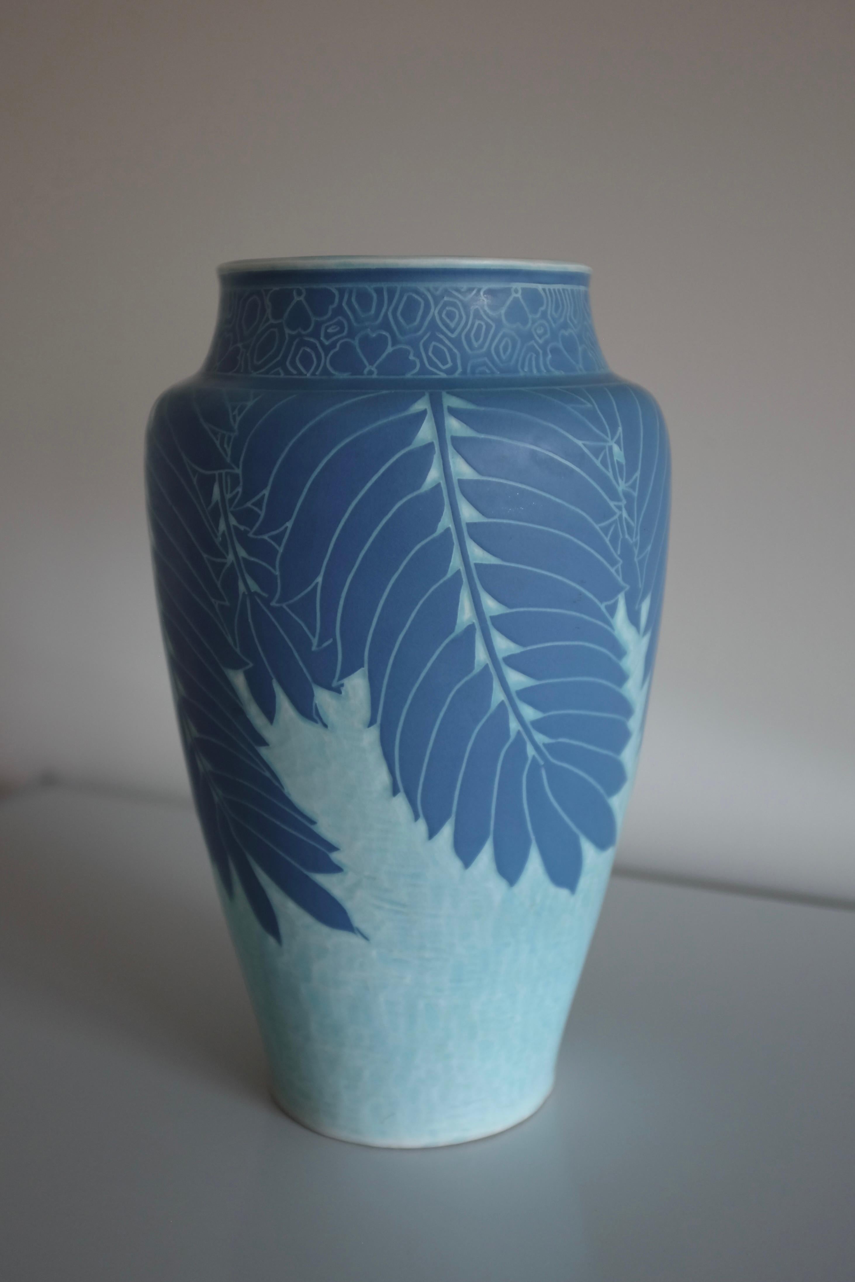 Bellissimo vaso a graffito di Josef Ekberg realizzato nel 1911 nel suo studio presso la fabbrica di porcellana di Gustavsberg, in Svezia. Decorazione floreale blu su sfondo azzurro. Josef Ekberg lavorò con la tecnica dello Sgraffito durante il suo