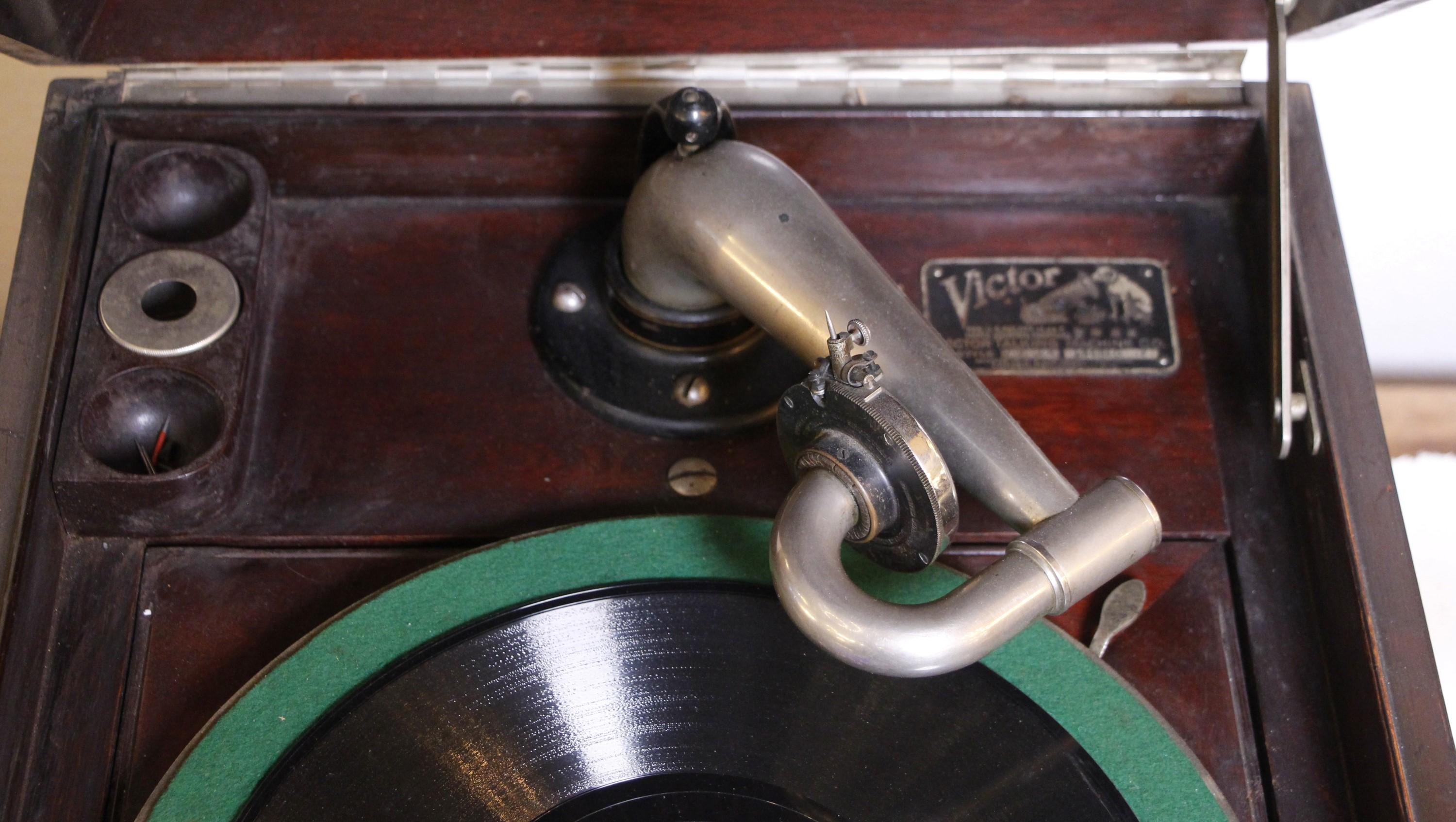 1911 Working Antique Victor Talking Machine Record Player For Sale at