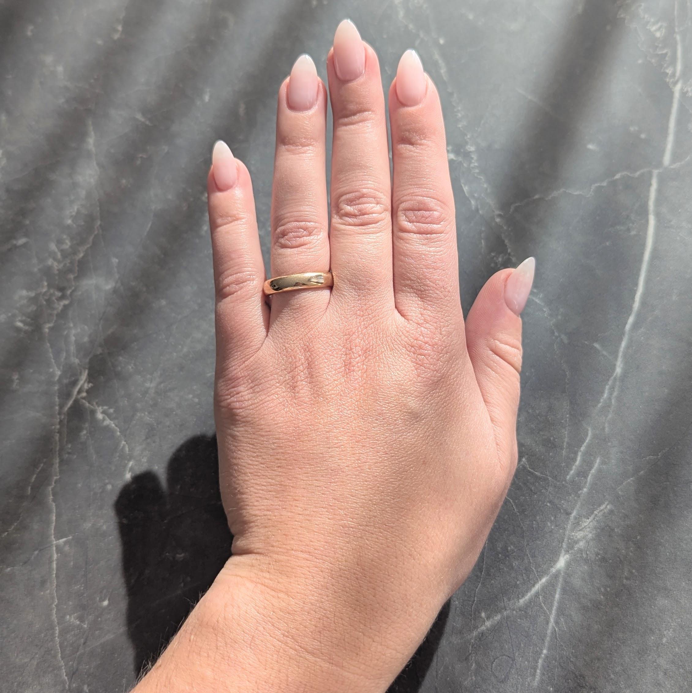 Conçu comme un anneau légèrement arrondi en or jaune
Finition polie
Inscrit 