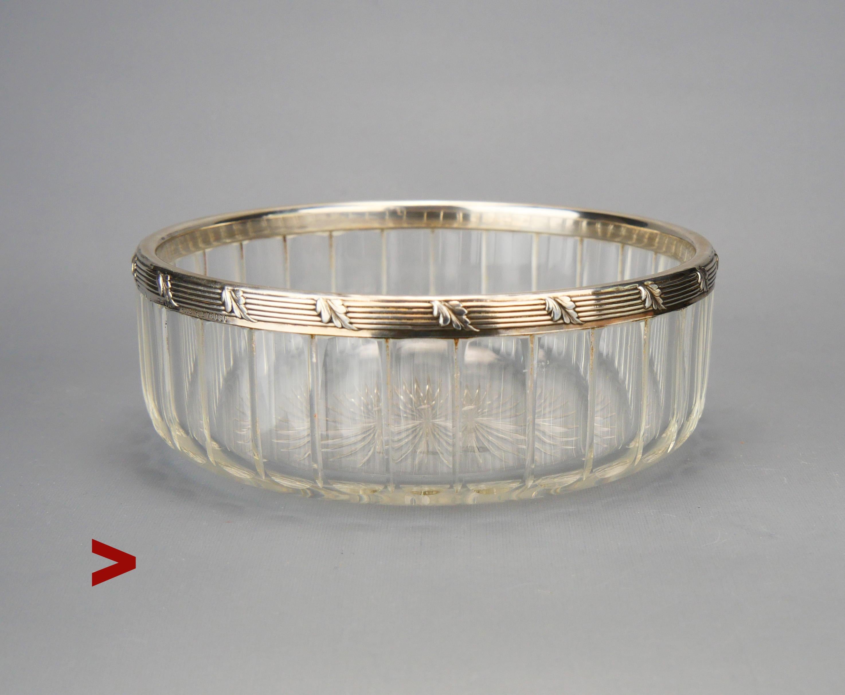 Ciotola in cristallo pregiato con bordo argentato in stile Impero / Neoclassico.

Sul bordo: marchi standard svedesi che confermano una lega d'argento solida di almeno 830 gradi, marchi frammentati del fabbricante, città di Lund, combinazione di