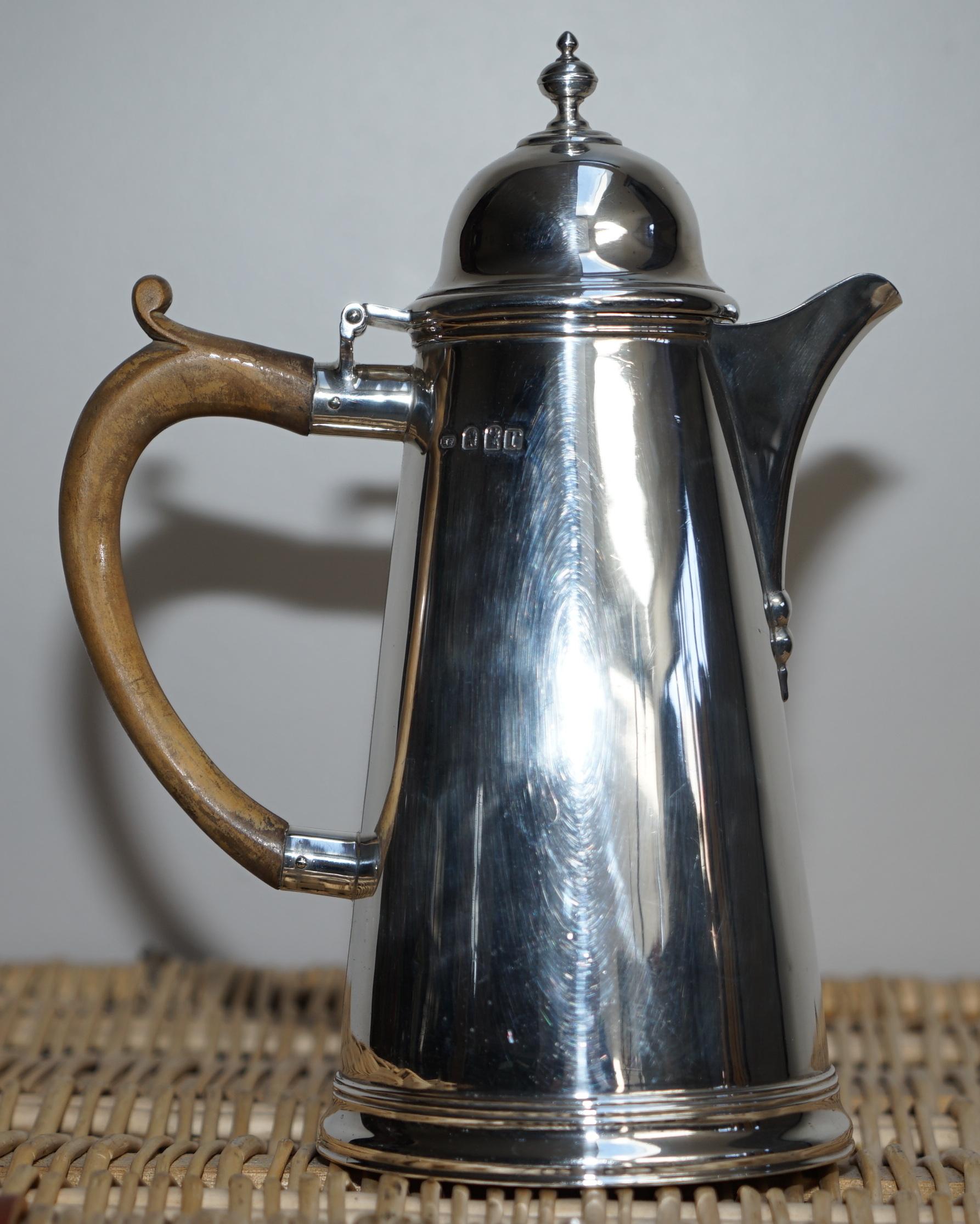 We are delighted to offer for sale this pair of original 1912 Britannia sterling silver Harry Freeman Café Au Lait coffee and milk jugs

A stunning and very well made pair, they are Britannia silver, sterling silver is 925/1000 parts silver,