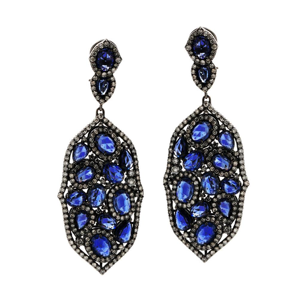 Introducing our exquisite Vintage-Inspired Drop Earrings, a timeless blend of opulence and elegance. Crafted with meticulous attention to detail, these earrings boast a luxurious composition of 18K gold with captivating black rhodium plating,