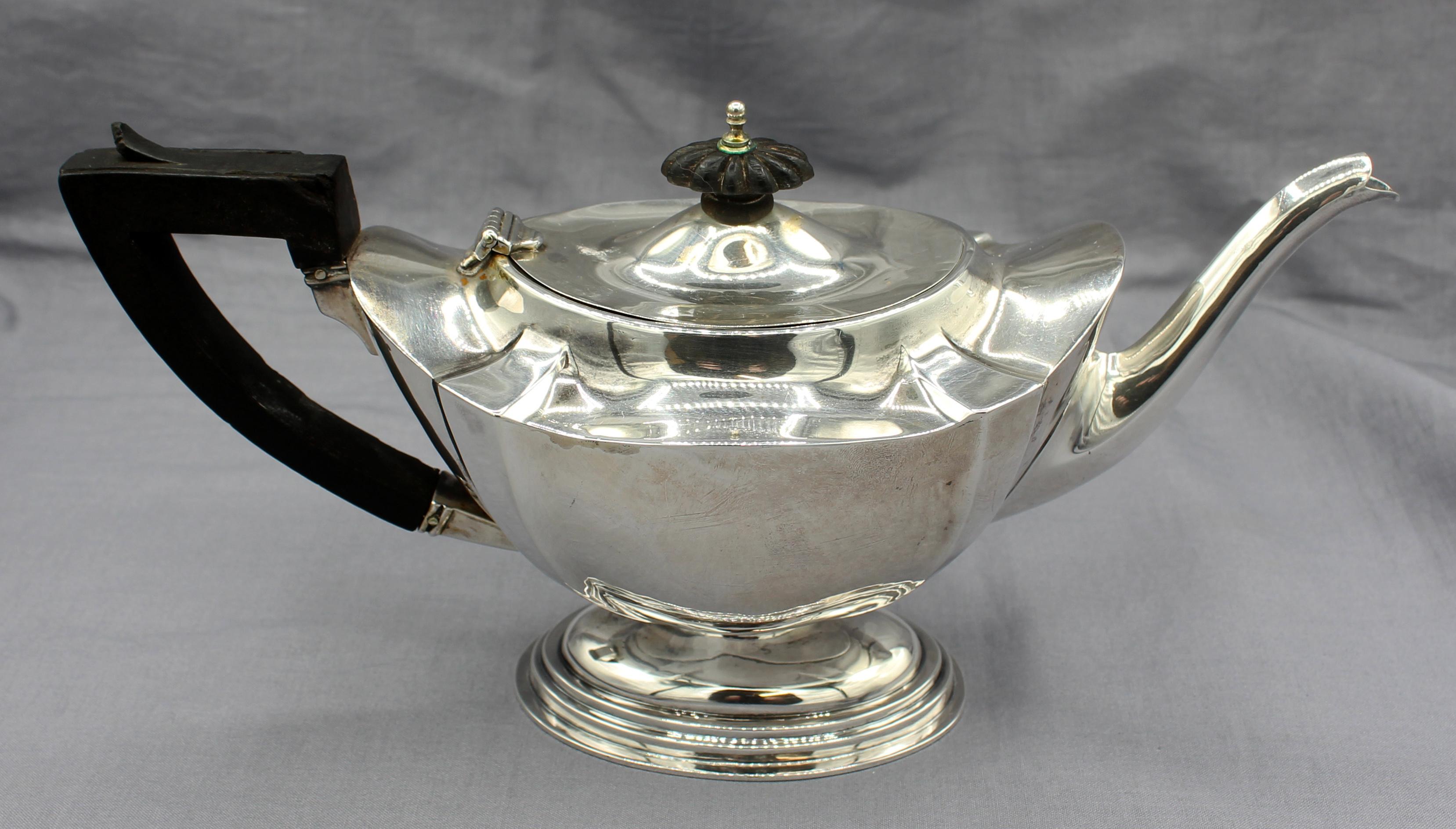 1912 English Neoclassical Revival Sterling Teapot In Good Condition For Sale In Chapel Hill, NC