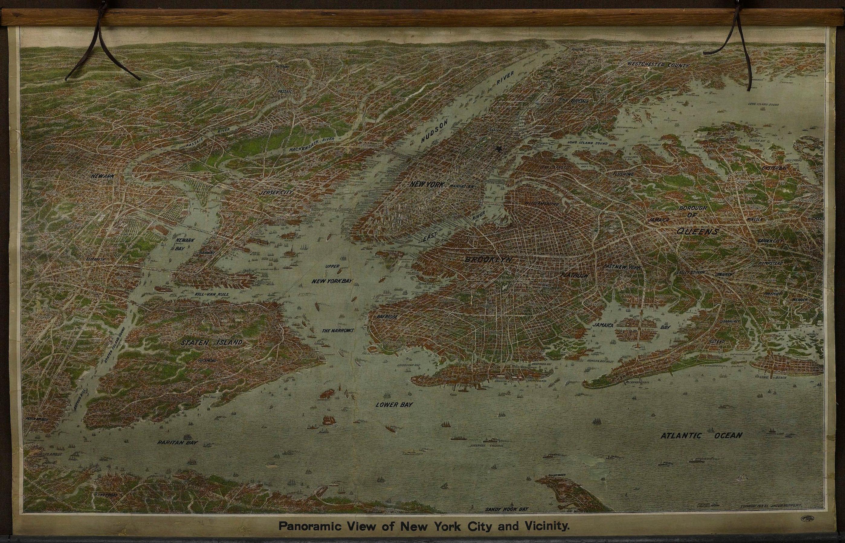 Il s'agit d'une jolie et très rare carte de New York, publiée par le brasseur de Yorkville Jacob Ruppert en 1912. La carte montre une vue étendue de la région qui s'étend de Sandy Hook au sud et Yonkers au nord, à Hicksville à l'est et au-delà de
