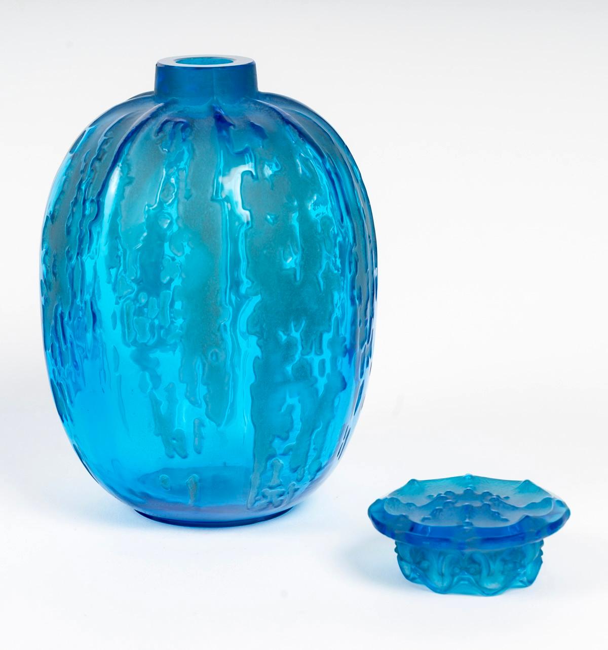 Art Déco 1912 René Lalique Vaso coperto Fontaines Vetro blu elettrico, tappo a forma di maschera in vendita