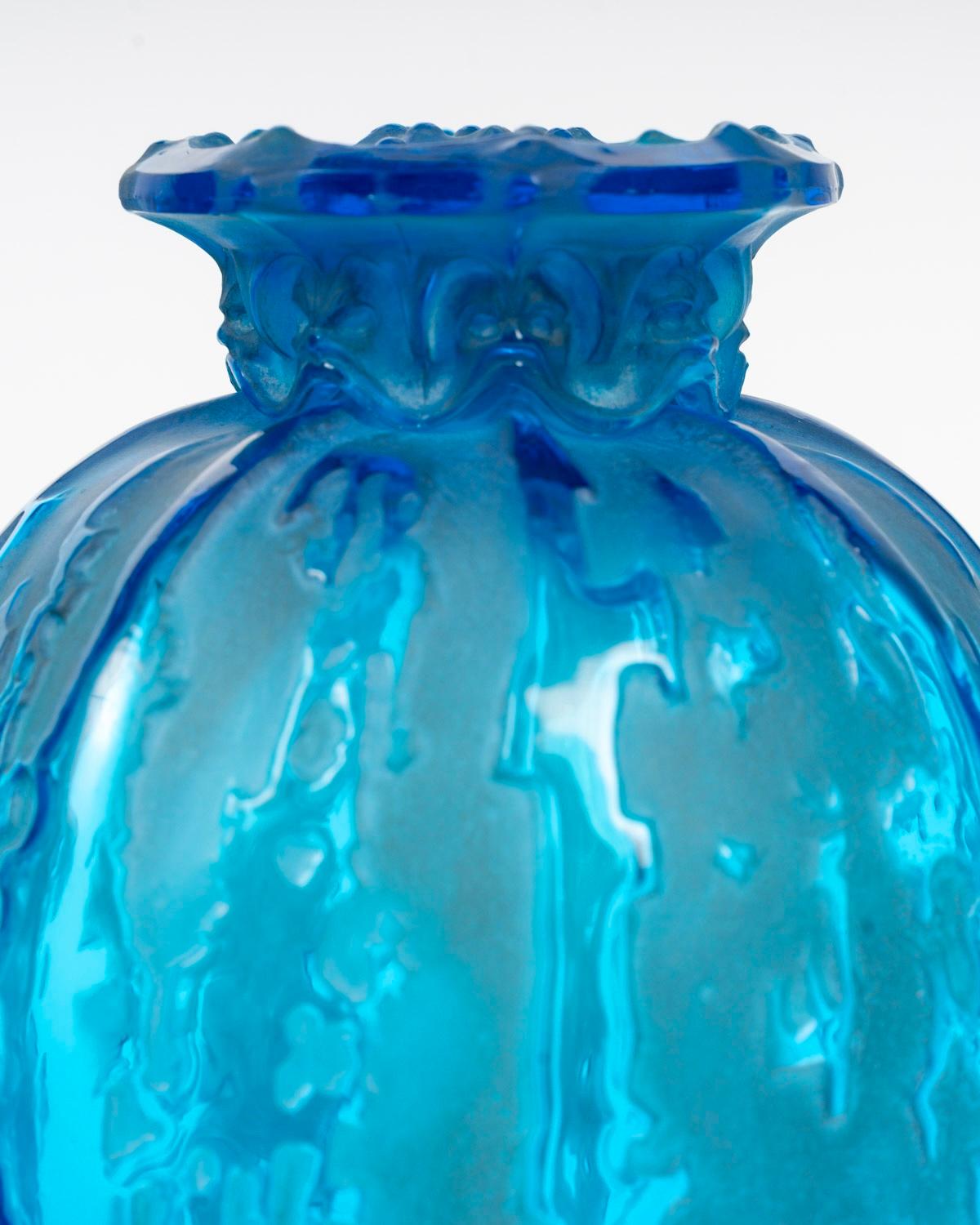 Francese 1912 René Lalique Vaso coperto Fontaines Vetro blu elettrico, tappo a forma di maschera in vendita