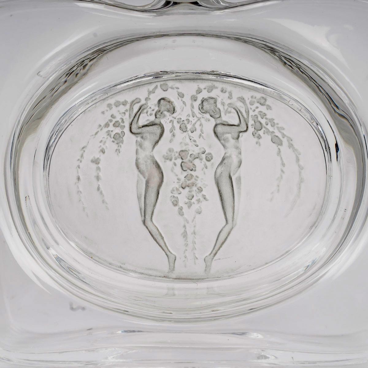 Francese 1912 René Lalique, Bottiglia di profumo Deux Figurines Vetro Bouchon con patina grigia in vendita