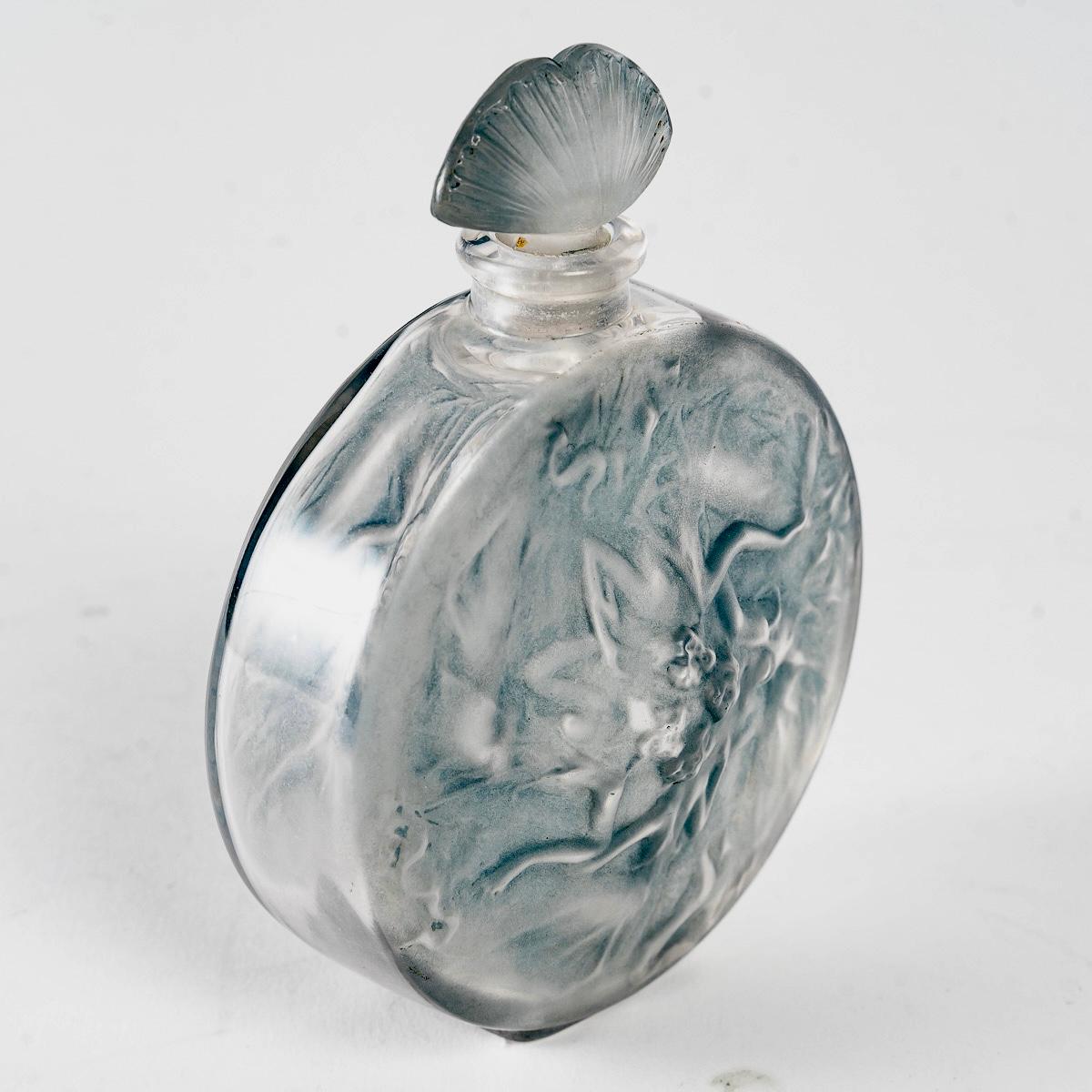 Perfume bottle “Rosace Figurines” made in frosted glass with blue patina by René Lalique.
Molded signature.

Perfect condition. Rare model and exceptional patina. 

Measures: height : 11.5 cm 

Félix Marcilhac, René Lalique - Catalogue