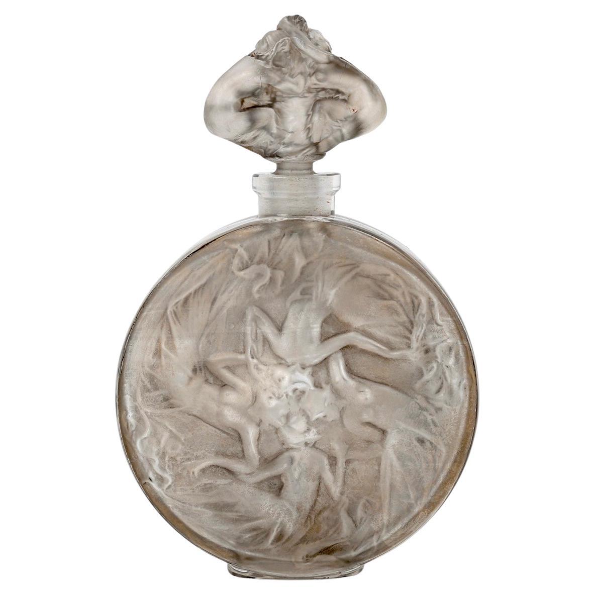 1912 René Lalique Parfümflasche Rosace Figurinen Milchglas Grau Patina im Angebot
