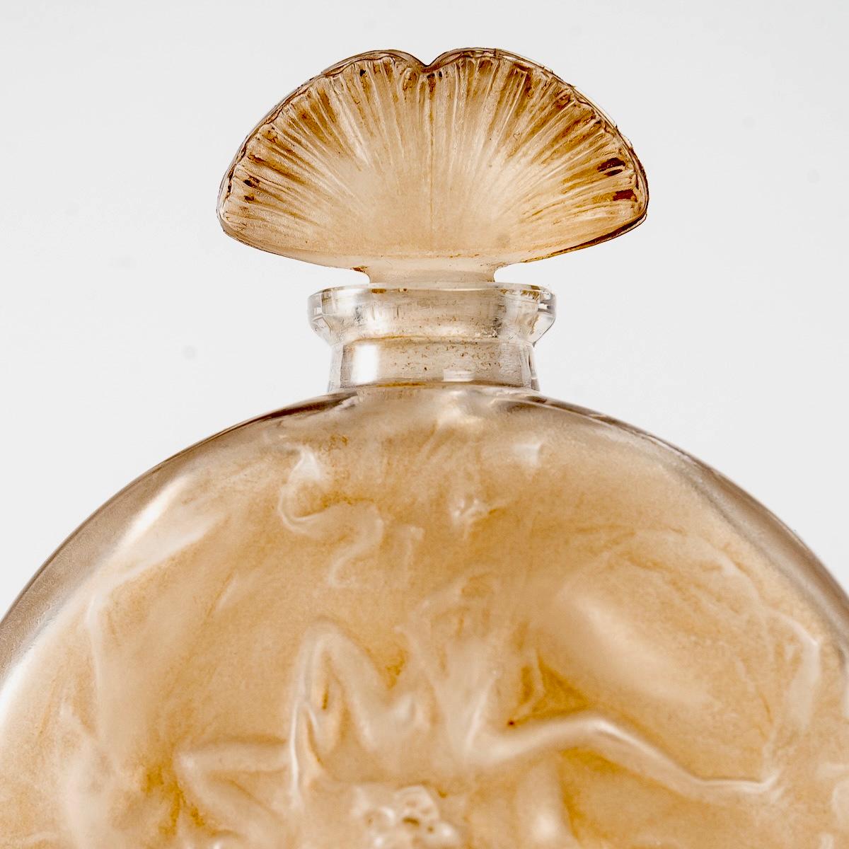 1912 René Lalique Parfümflasche Rosace Figurinen Milchglas Sepia Patina (Französisch) im Angebot