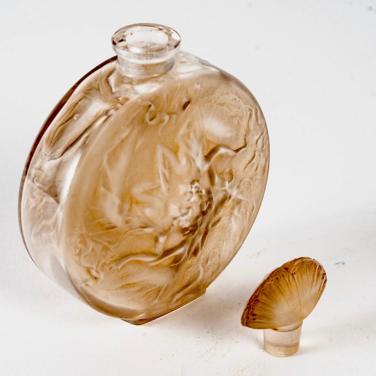 1912 René Lalique Parfümflasche Rosace Figurinen Milchglas Sepia Patina (Geformt) im Angebot
