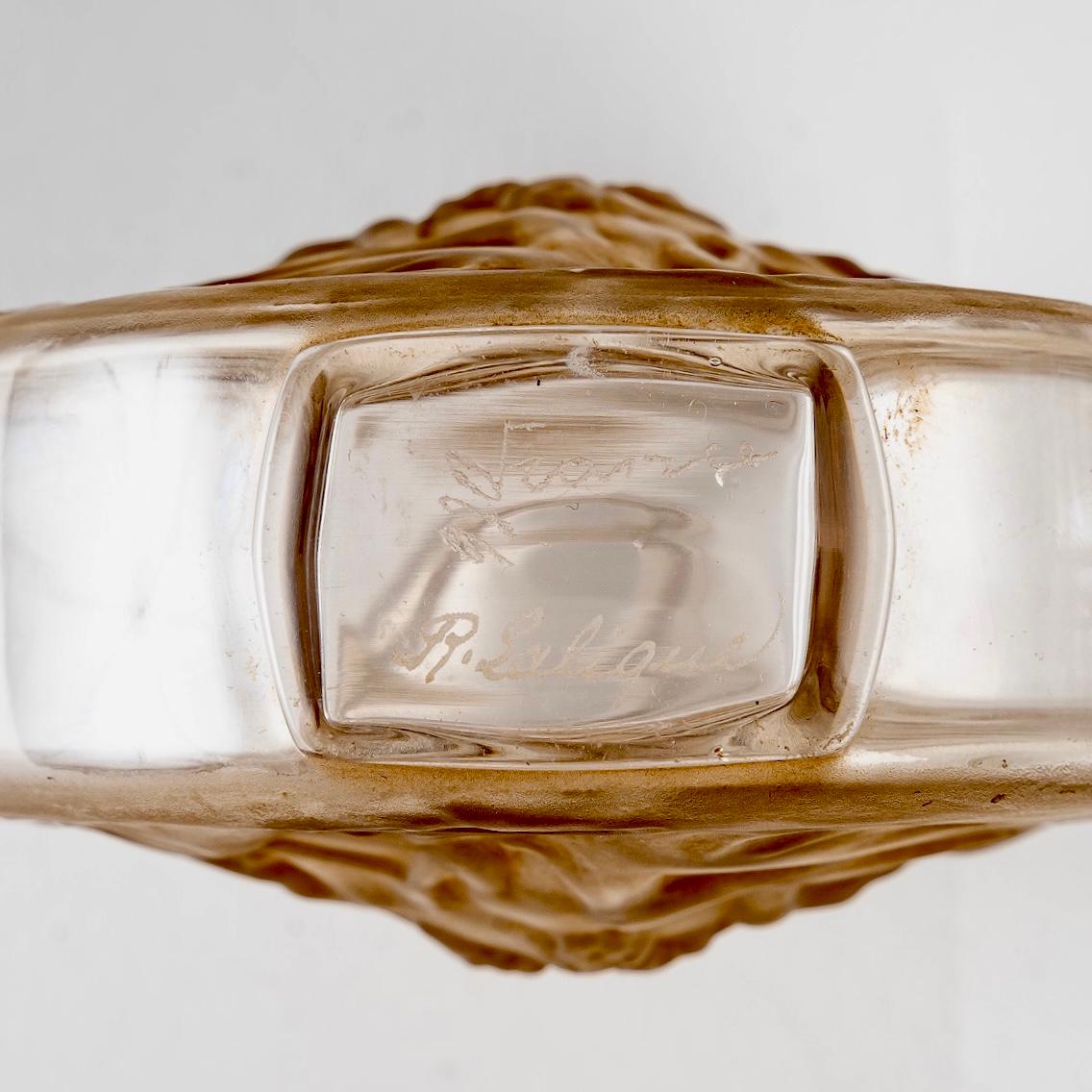 Stampato 1912 René Lalique Bottiglia di profumo Rosace Figurine in vetro smerigliato Patina seppia in vendita