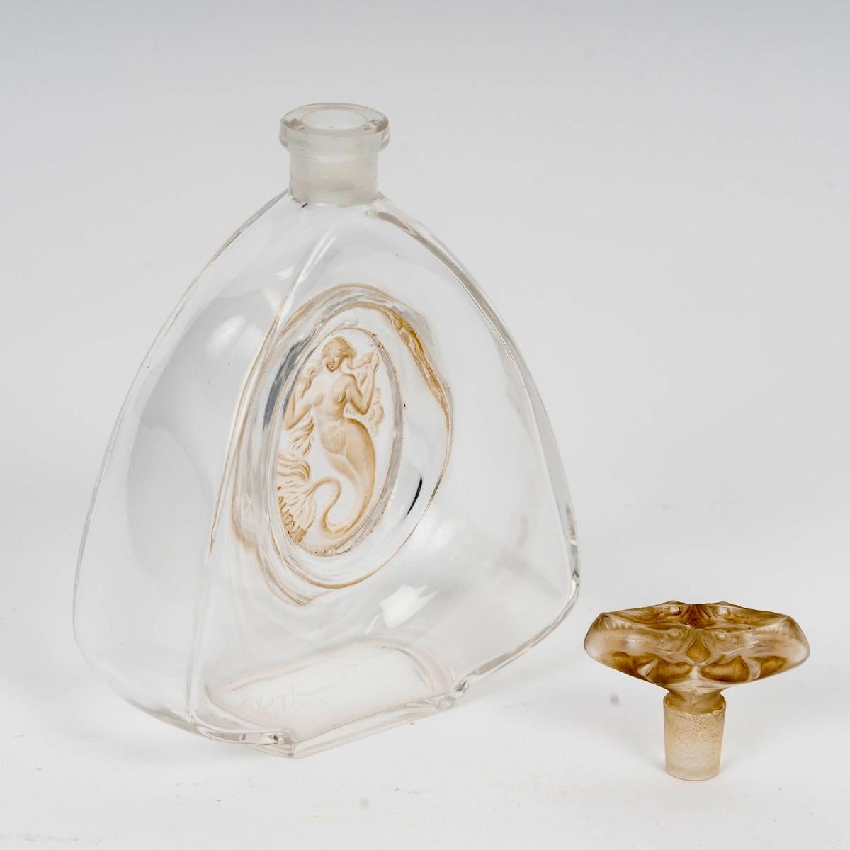 Francese 1912 Rene Lalique Bottiglia di profumo Sirenes in vetro con patina seppia per Burmann in vendita