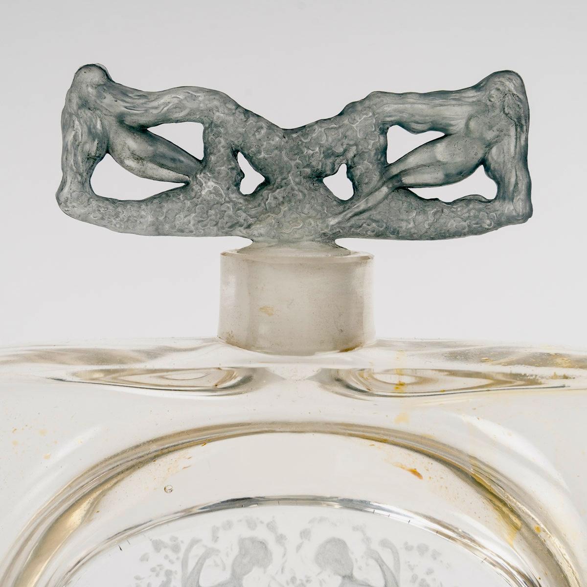 Francese 1912 René Lalique - Bottiglia di profumo con due figure in vetro con patina blu in vendita