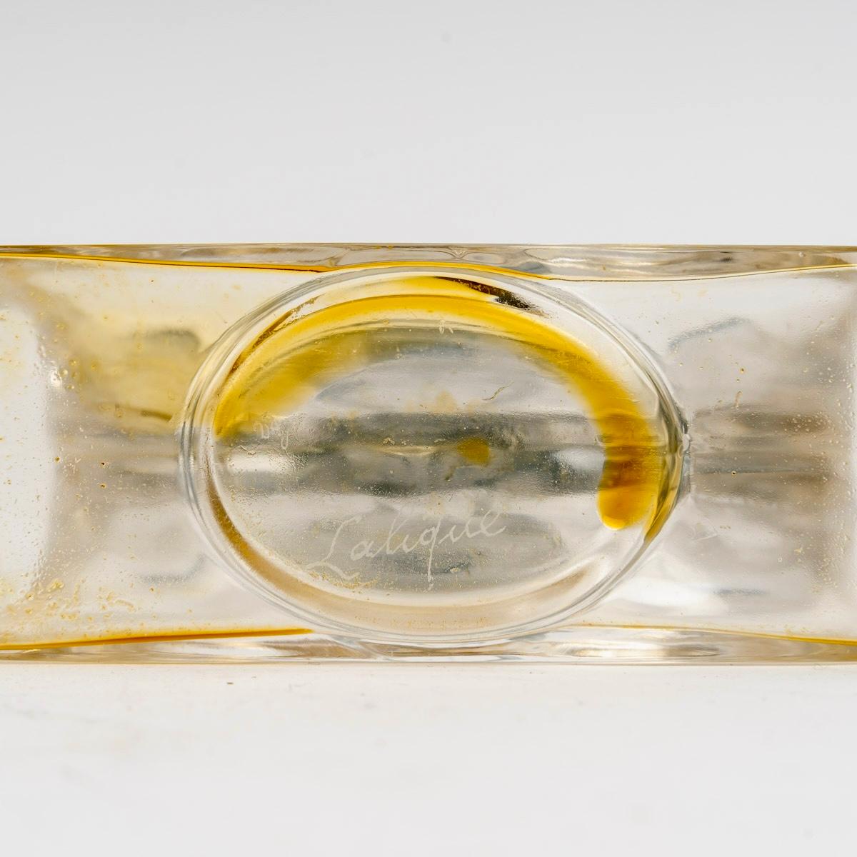 Stampato 1912 René Lalique - Bottiglia di profumo con due figure in vetro con patina blu in vendita