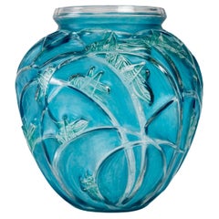 Vase Sauterelles Ren Lalique en verre avec motif tourbillons bleus et verts, 1912