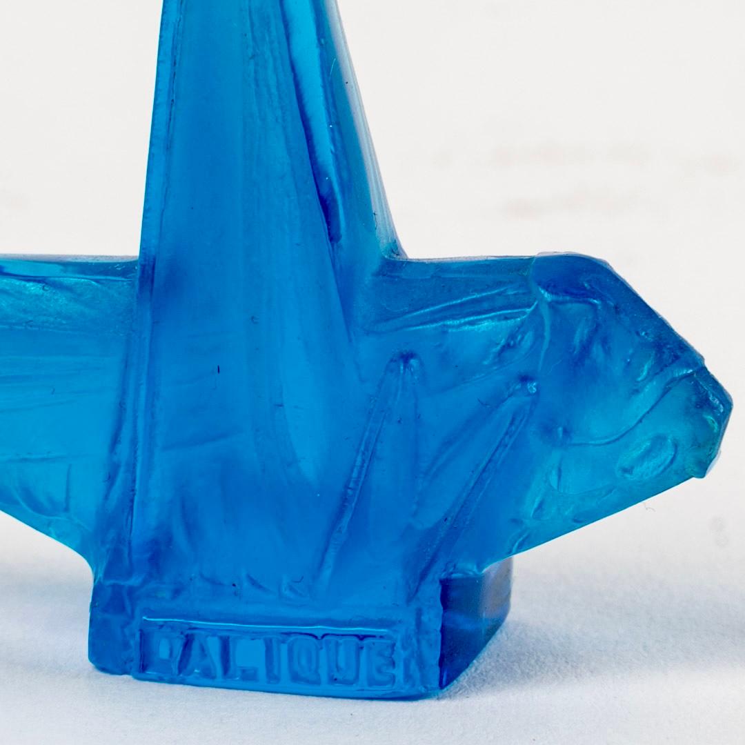 1912 René Lalique, Seal Sauterelle Electric Blue Glass In Good Condition In Boulogne Billancourt, FR