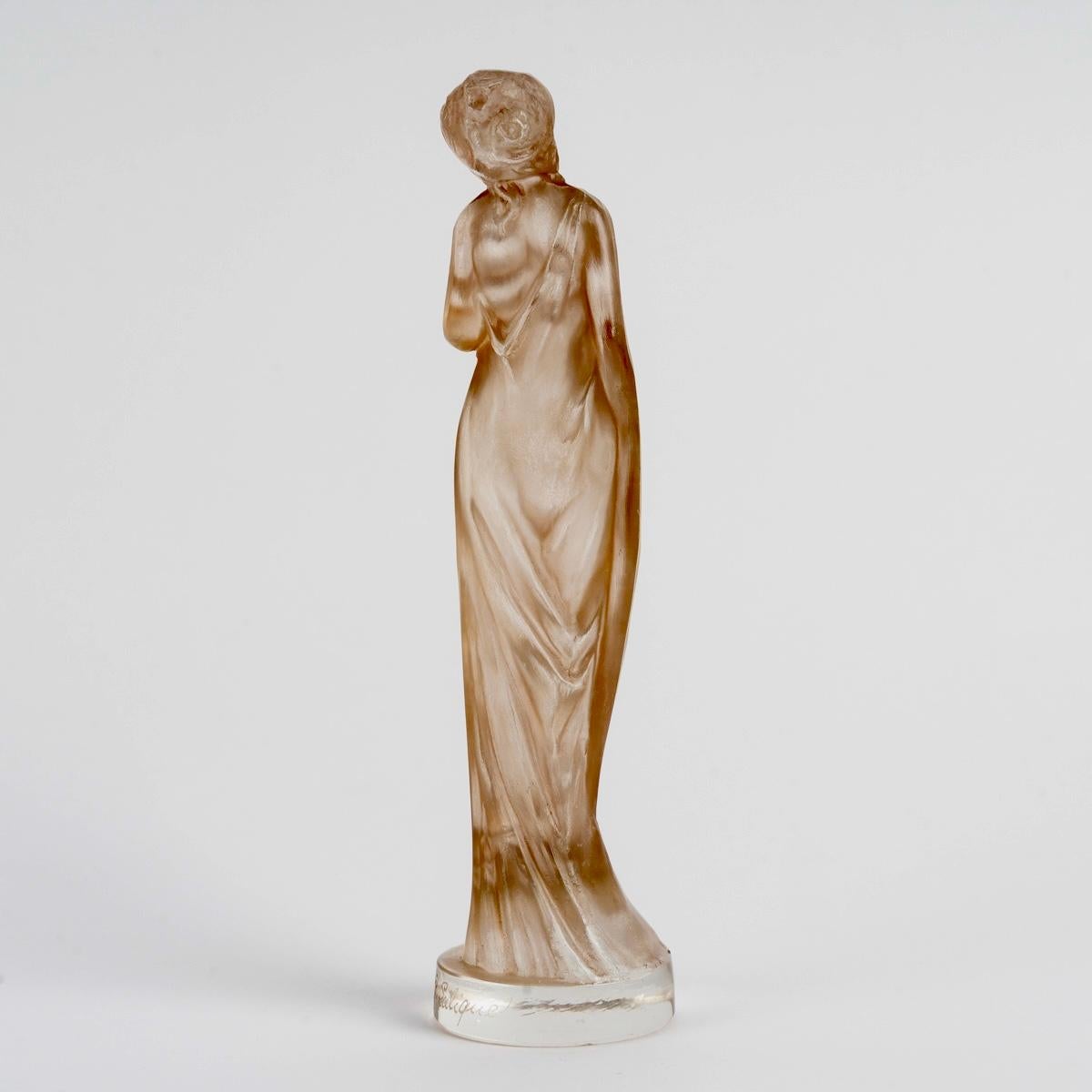 Francese 1912 Rene Lalique - Statuetta Moyenne Voilee in vetro con patina seppia in vendita