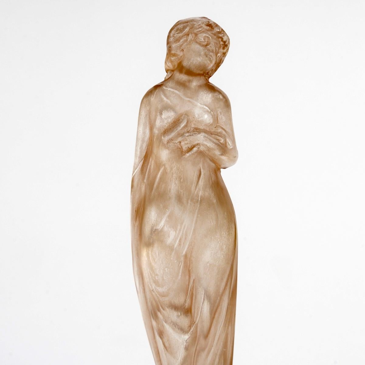 Stampato 1912 Rene Lalique - Statuetta Moyenne Voilee in vetro con patina seppia in vendita
