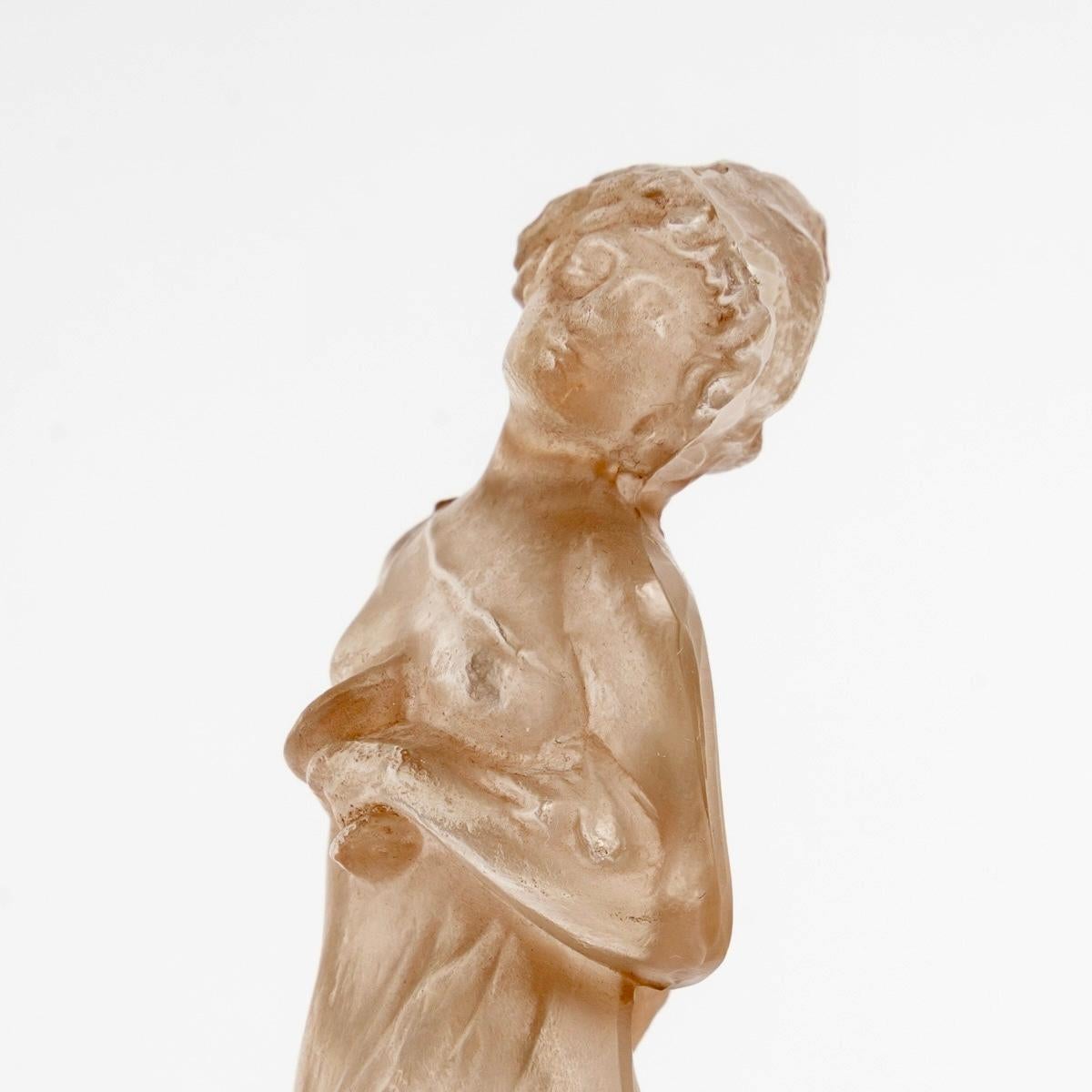 1912 Rene Lalique - Statuetta Moyenne Voilee in vetro con patina seppia In condizioni buone in vendita a Boulogne Billancourt, FR