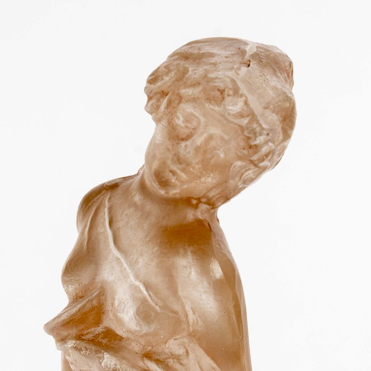 Inizio XX secolo 1912 Rene Lalique - Statuetta Moyenne Voilee in vetro con patina seppia in vendita