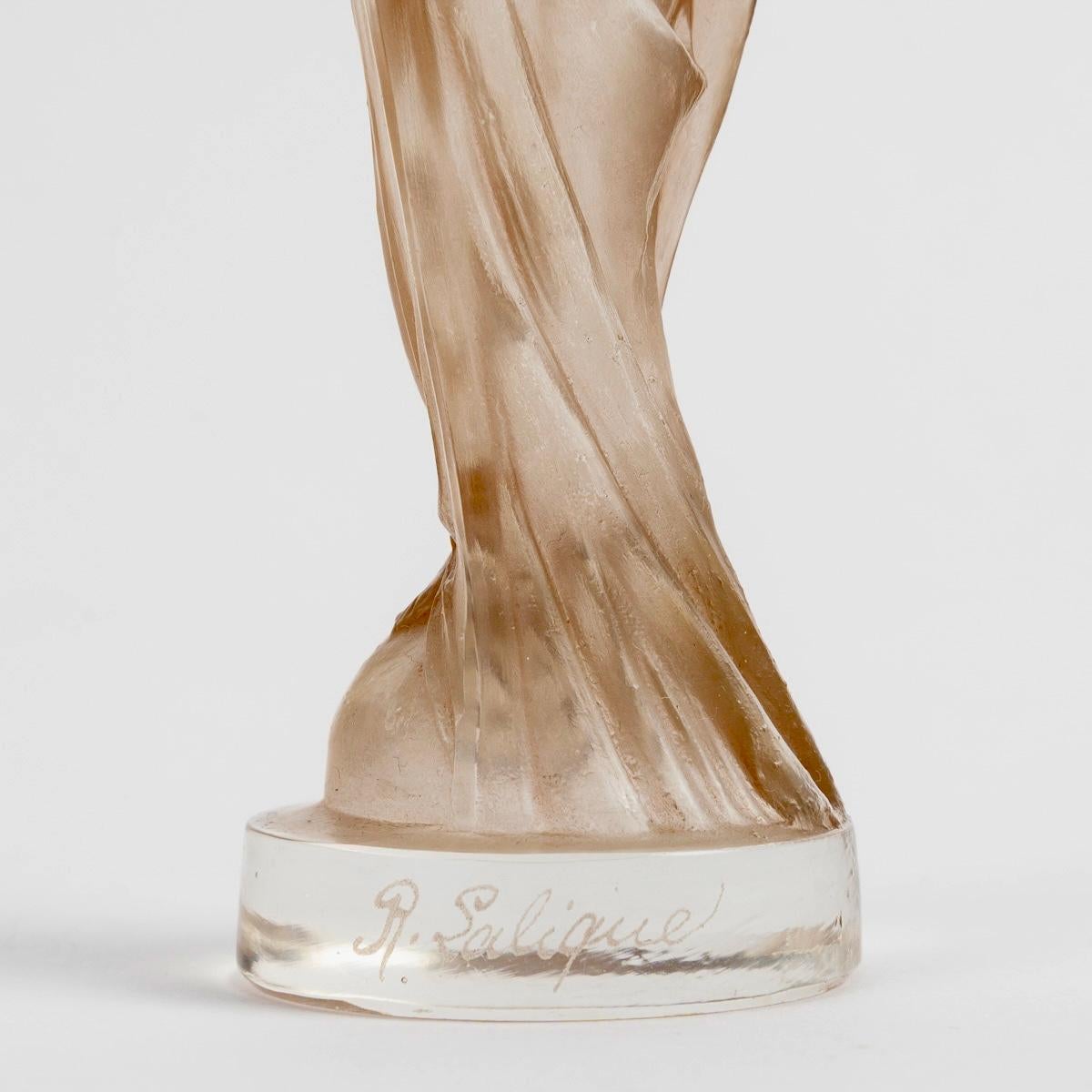 Vetro soffiato 1912 Rene Lalique - Statuetta Moyenne Voilee in vetro con patina seppia in vendita