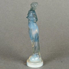 1912 Rene Lalique, Statuetta Moyenne Voilee Vetro opalescente con patina blu