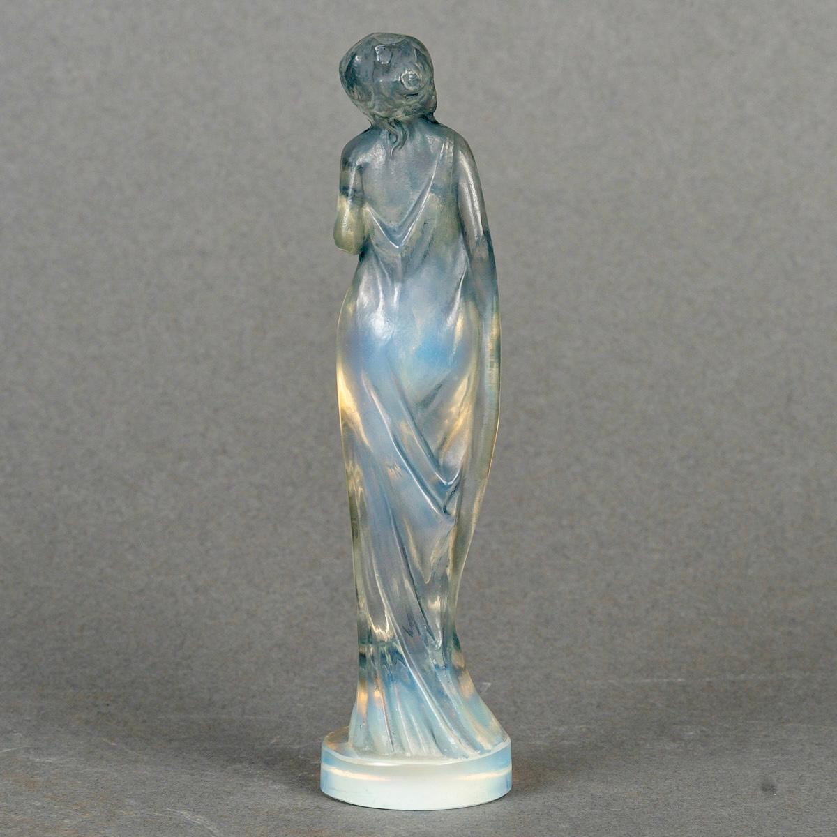 Art déco 1912 Rene His, Statuette Moyenne Voilee Verre opalescent avec patine bleue en vente