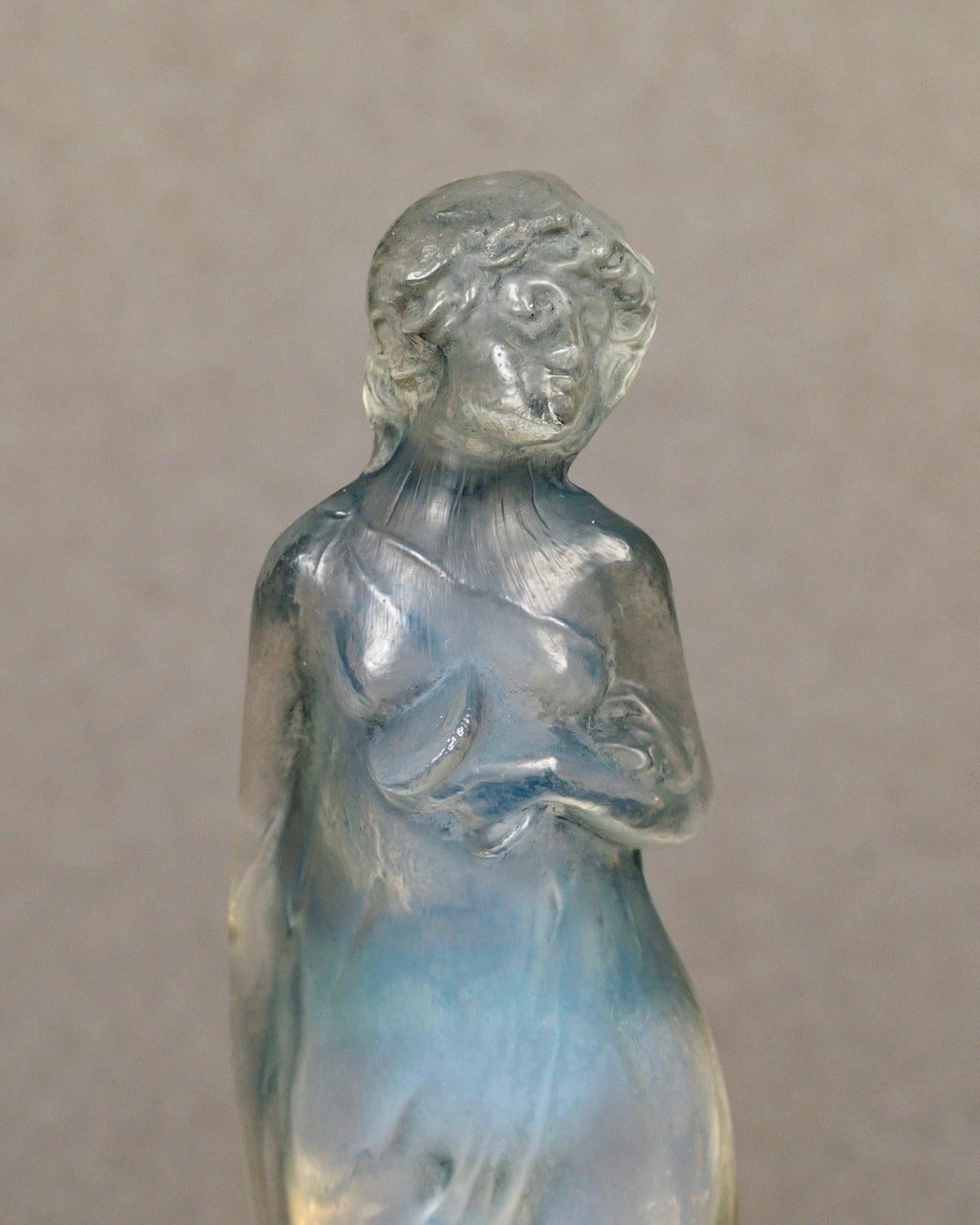 Français 1912 Rene His, Statuette Moyenne Voilee Verre opalescent avec patine bleue en vente
