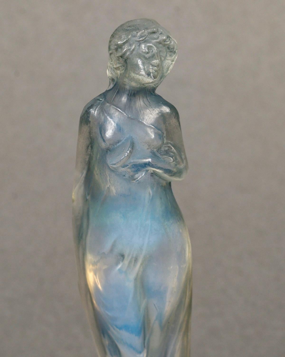 Moulé 1912 Rene His, Statuette Moyenne Voilee Verre opalescent avec patine bleue en vente