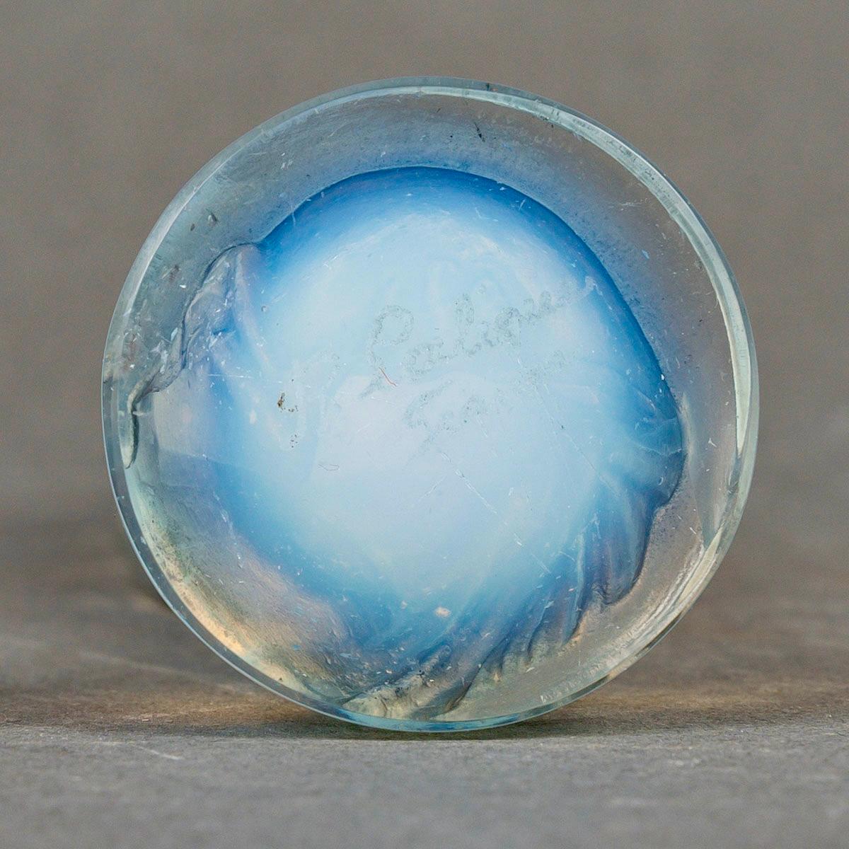1912 Rene His, Statuette Moyenne Voilee Verre opalescent avec patine bleue Bon état - En vente à Boulogne Billancourt, FR