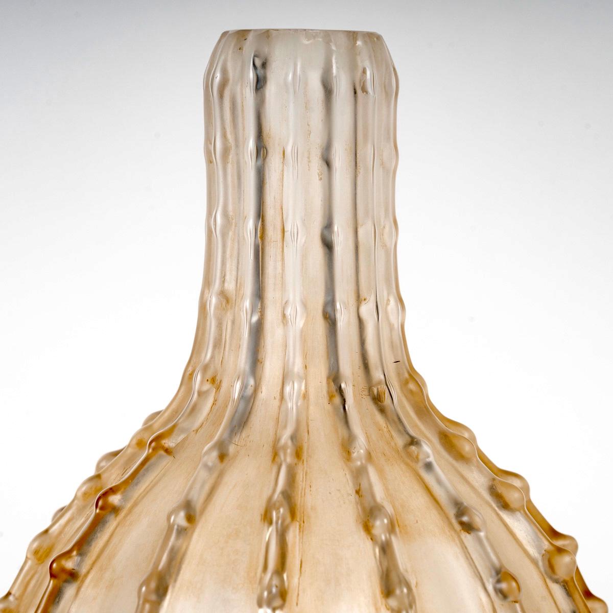 Français 1912 René Lalique - Vase Dentele Verre dépoli à patine sépia en vente