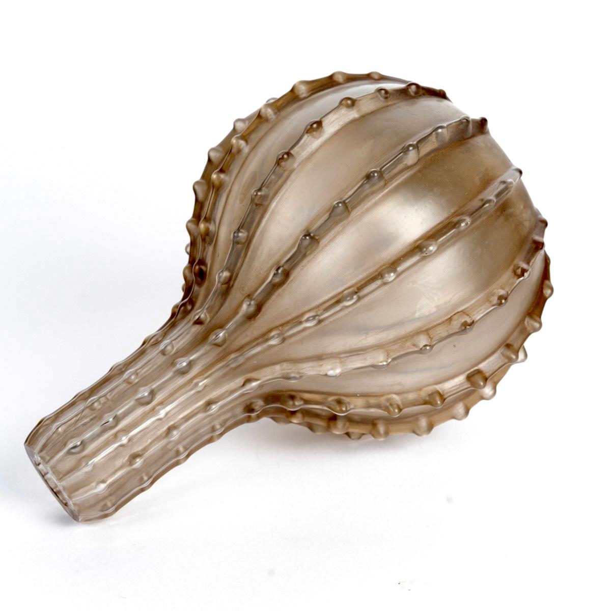 Francese 1912 René Lalique - Vaso Dentele in vetro smerigliato con patina seppia in vendita