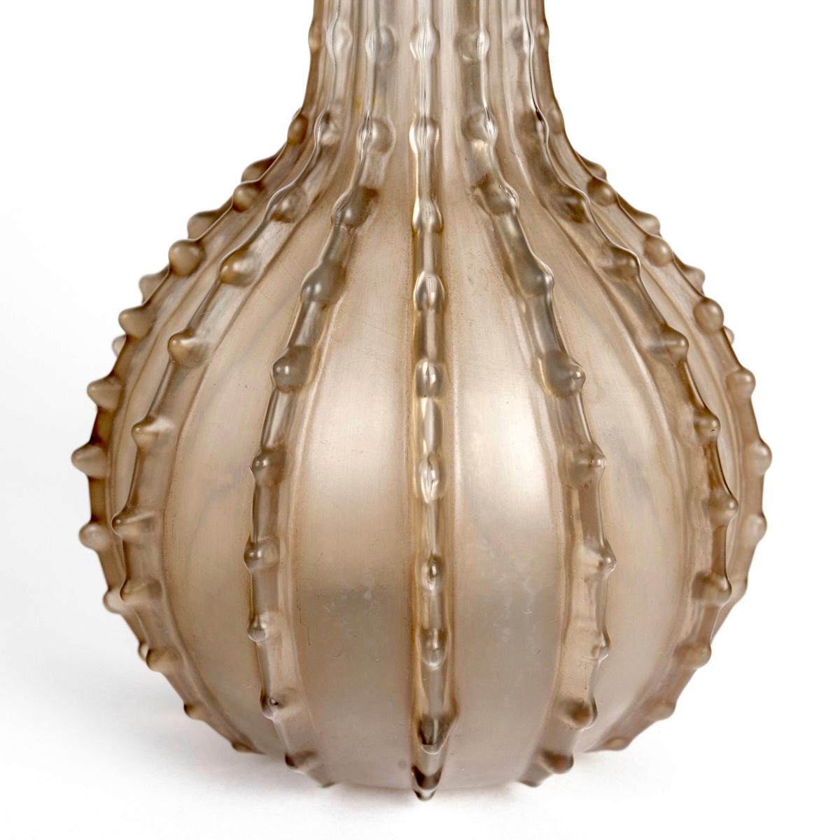 1912 René Lalique - Vaso Dentele in vetro smerigliato con patina seppia In condizioni buone in vendita a Boulogne Billancourt, FR