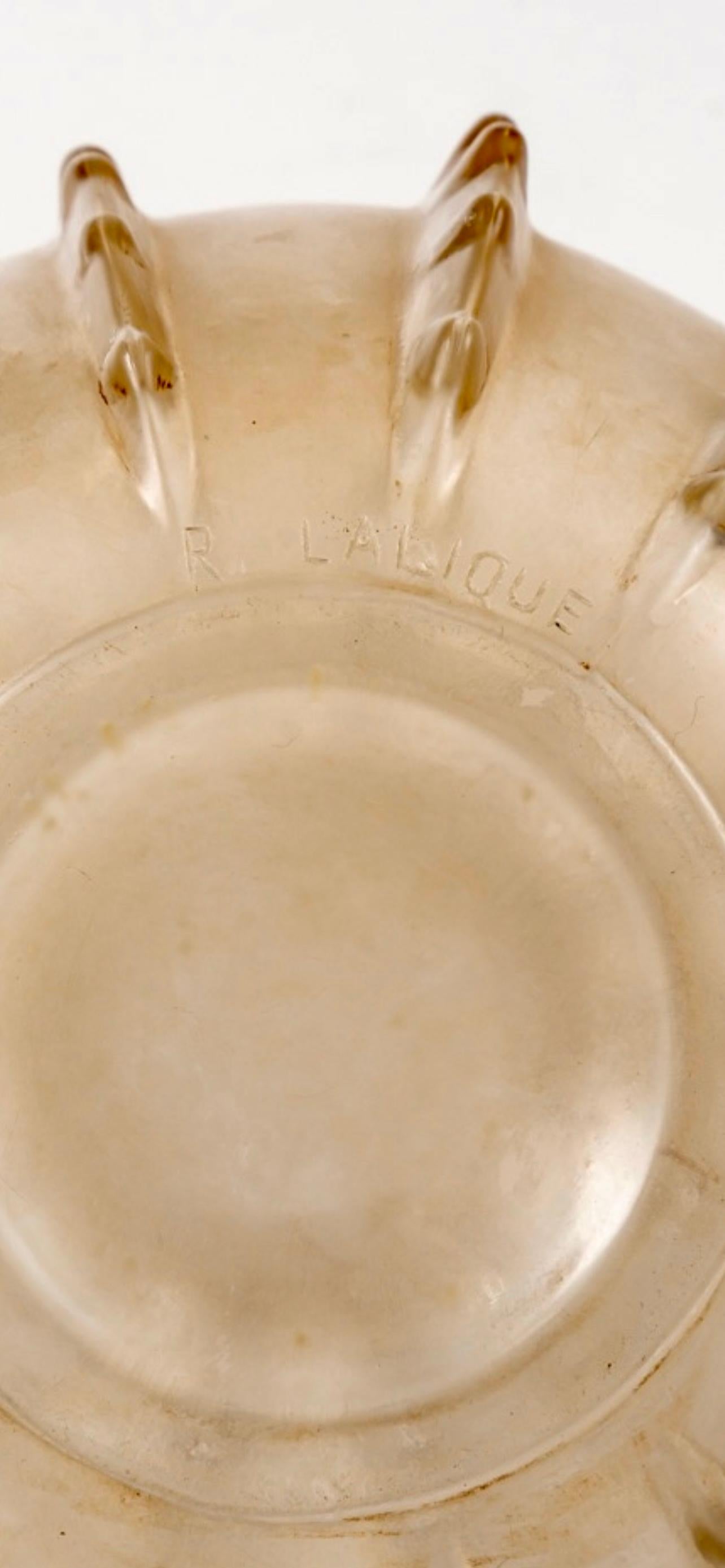 Début du 20ème siècle 1912 René Lalique - Vase Dentele Verre dépoli à patine sépia en vente