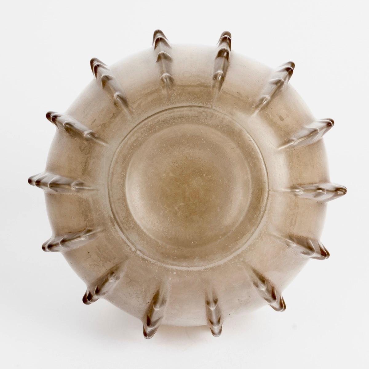 Inizio XX secolo 1912 René Lalique - Vaso Dentele in vetro smerigliato con patina seppia in vendita