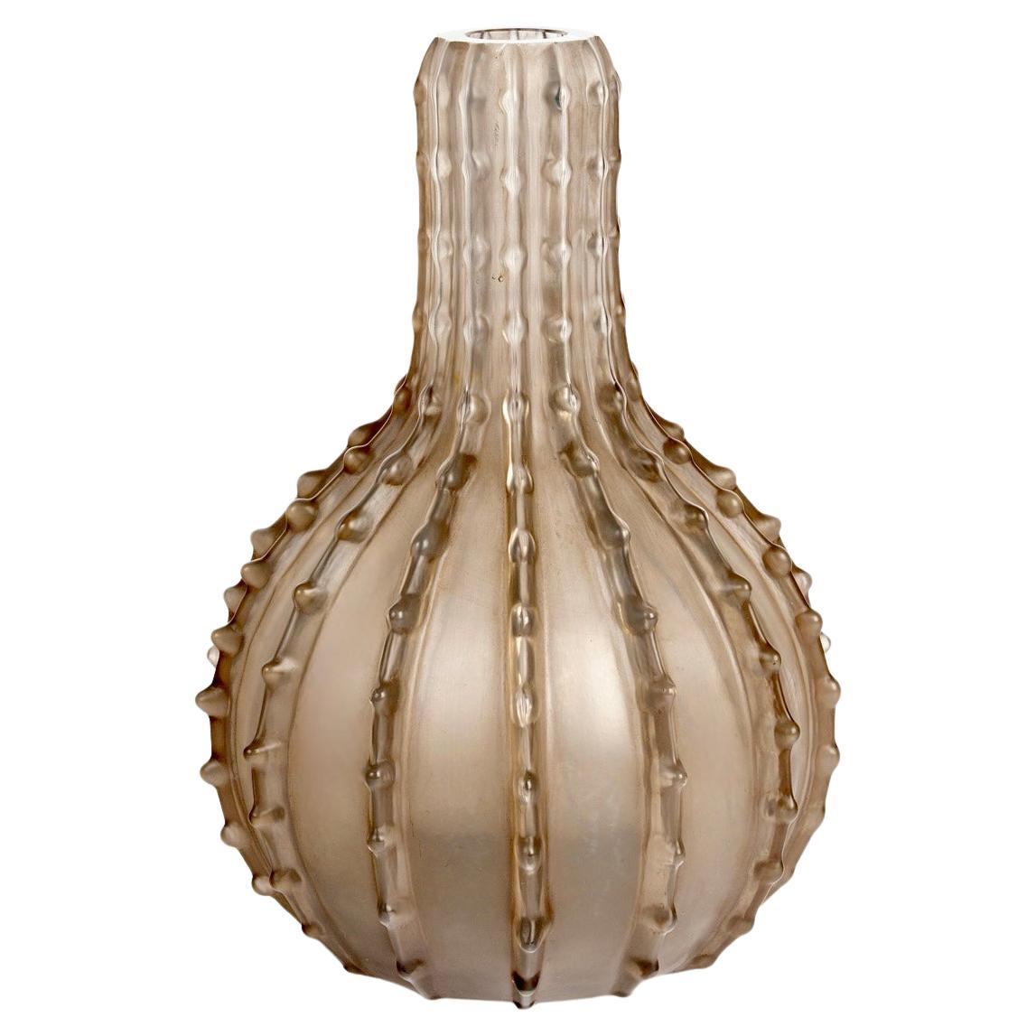 1912 René Lalique - Vaso Dentele in vetro smerigliato con patina seppia in vendita