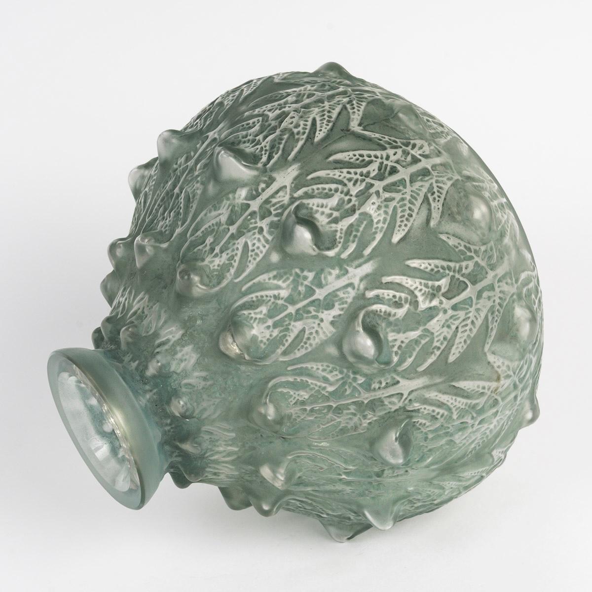Stampato Vaso René Lalique del 1912 in vetro con patina verde e felci di Fougeres in vendita