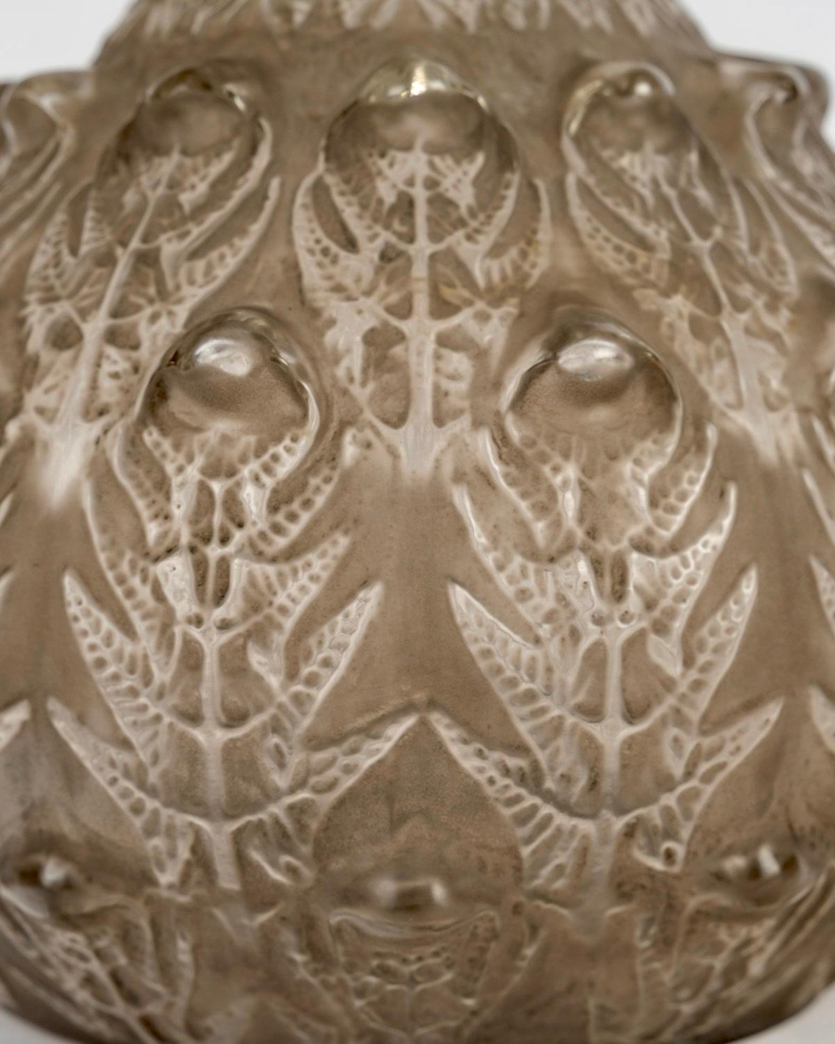 Art déco 1912 René Lalique Vase Fougeres Ferns Verre à patine grise en vente