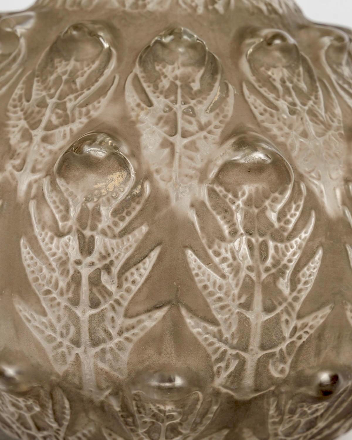 Français 1912 René Lalique Vase Fougeres Ferns Verre à patine grise en vente