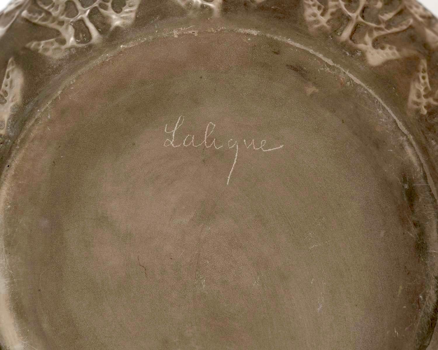 1912 René Lalique Vase Fougeres Ferns Verre à patine grise Bon état - En vente à Boulogne Billancourt, FR
