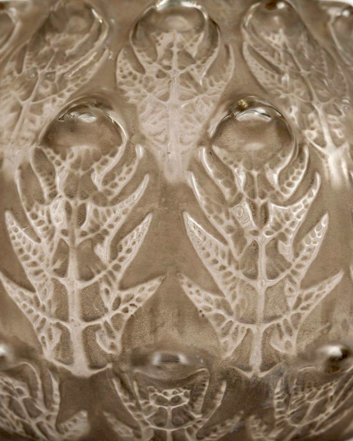 Début du 20ème siècle 1912 René Lalique Vase Fougeres Ferns Verre à patine grise en vente