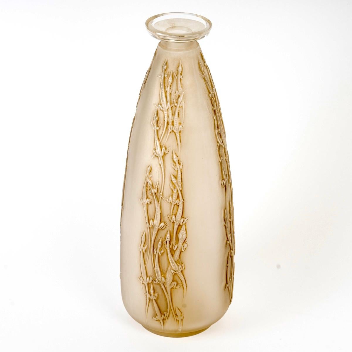 1912 Rene Lalique Jarrón Quatre Groupes de Lezards Lagartos Vidrio con pátina sepia Art Decó en venta