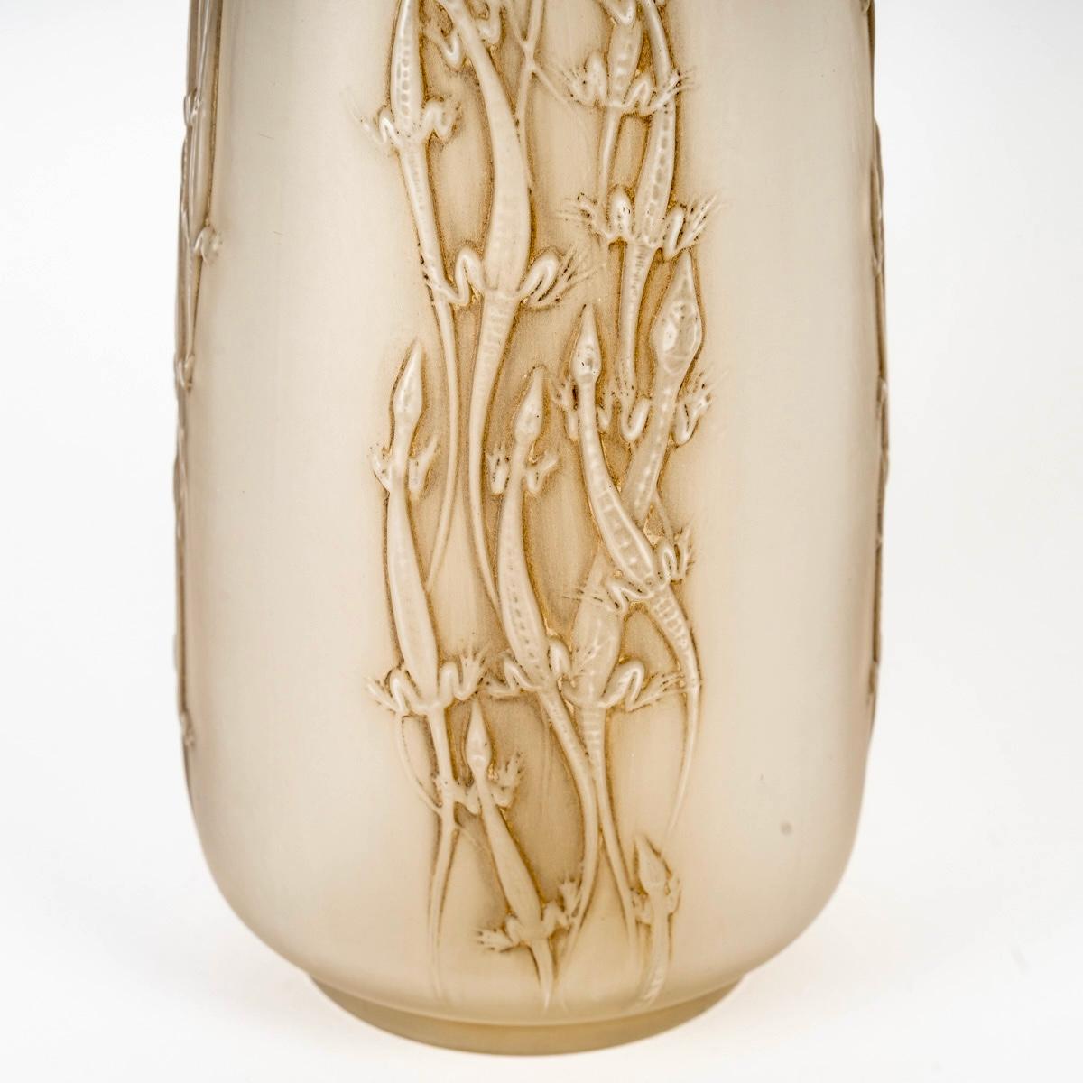 1912 Rene Lalique Jarrón Quatre Groupes de Lezards Lagartos Vidrio con pátina sepia Moldeado en venta